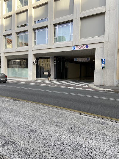 Garažna hiša ŠUMI / Parking ŠUMI